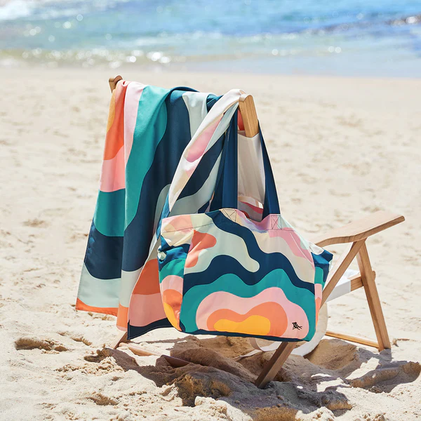 GET WAVY TOTE BAG